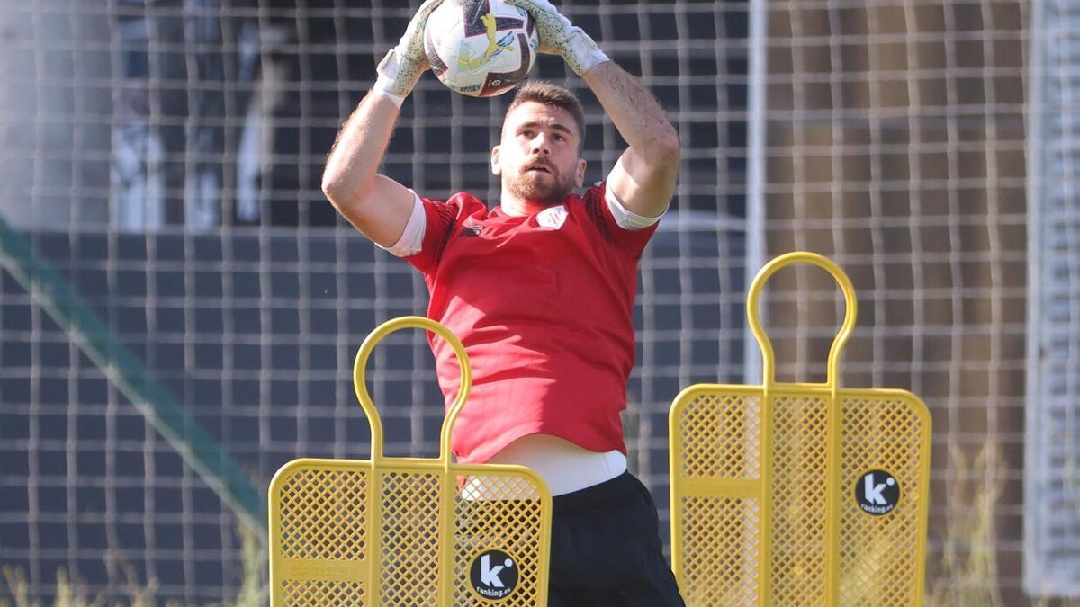 El portero del Athletic, Unai Simón, durante el entrenamiento de este martes en Lezama