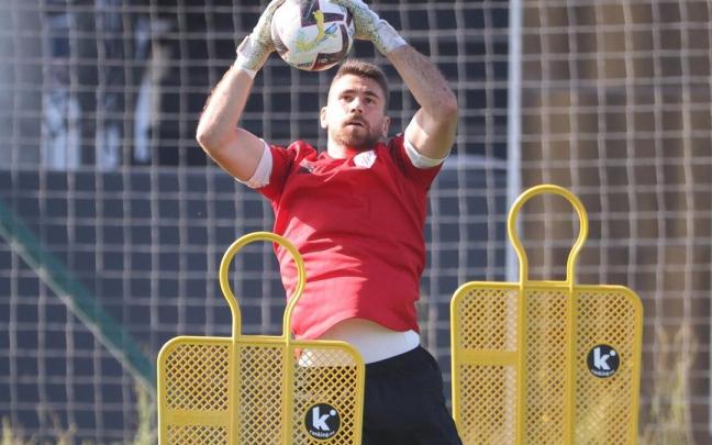 El portero del Athletic, Unai Sim&oacute;n, durante el entrenamiento de este martes en Lezama