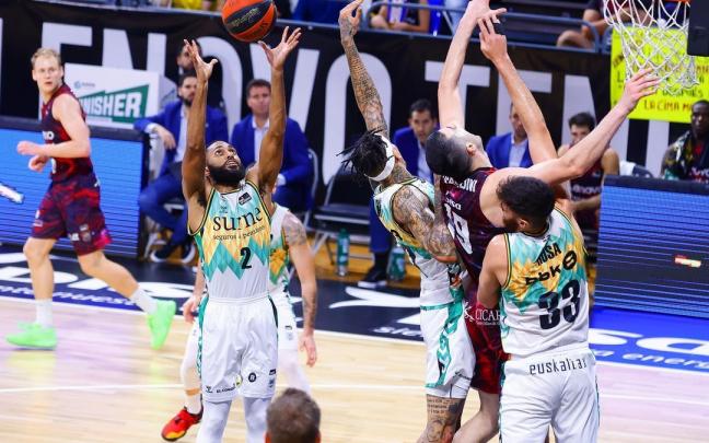 Smith, Kyser y Rosa buscan un bal&oacute;n repelido por el aro, algo que ocurri&oacute; muchas veces ayer en Tenerife.