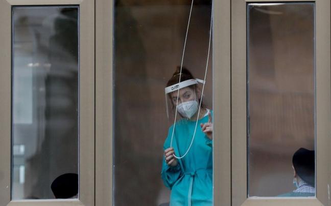 La trabajadora de una residencia de ancianos de Zarautz durante un acto de homenaje a las sanitarias.