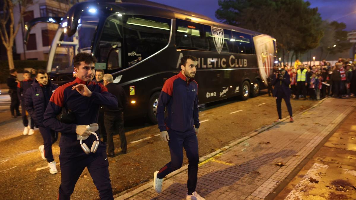 La llegada de la expedición bilbaina al estadio, poco antes de las 18.15 horas