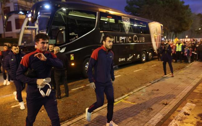 La llegada de la expedici&oacute;n bilbaina al estadio, poco antes de las 18.15 horas