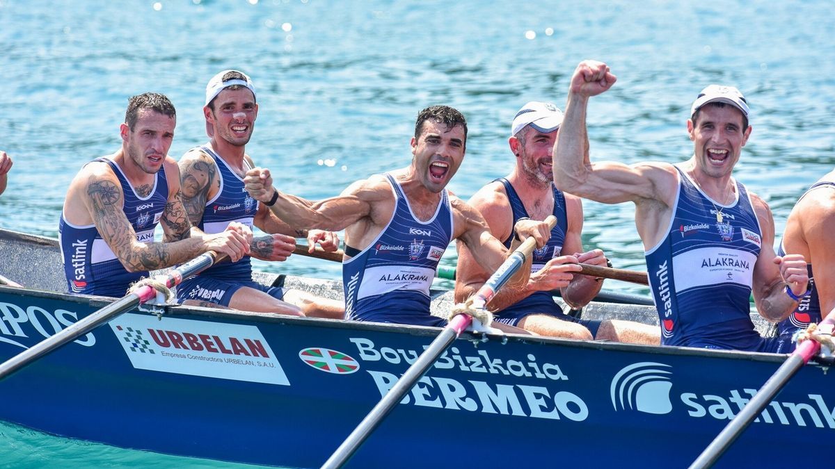 Los remeros de Urdaibai celebran la victoria en la Bandera de Getaria.