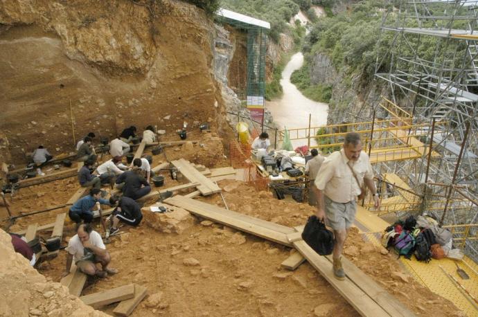 El yacimiento de Atapuerca durante unas excavaciones.