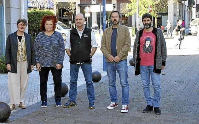 La alcaldesa y el edil Eneko del Amo, junto a varios agentes del Consejo Asesor.