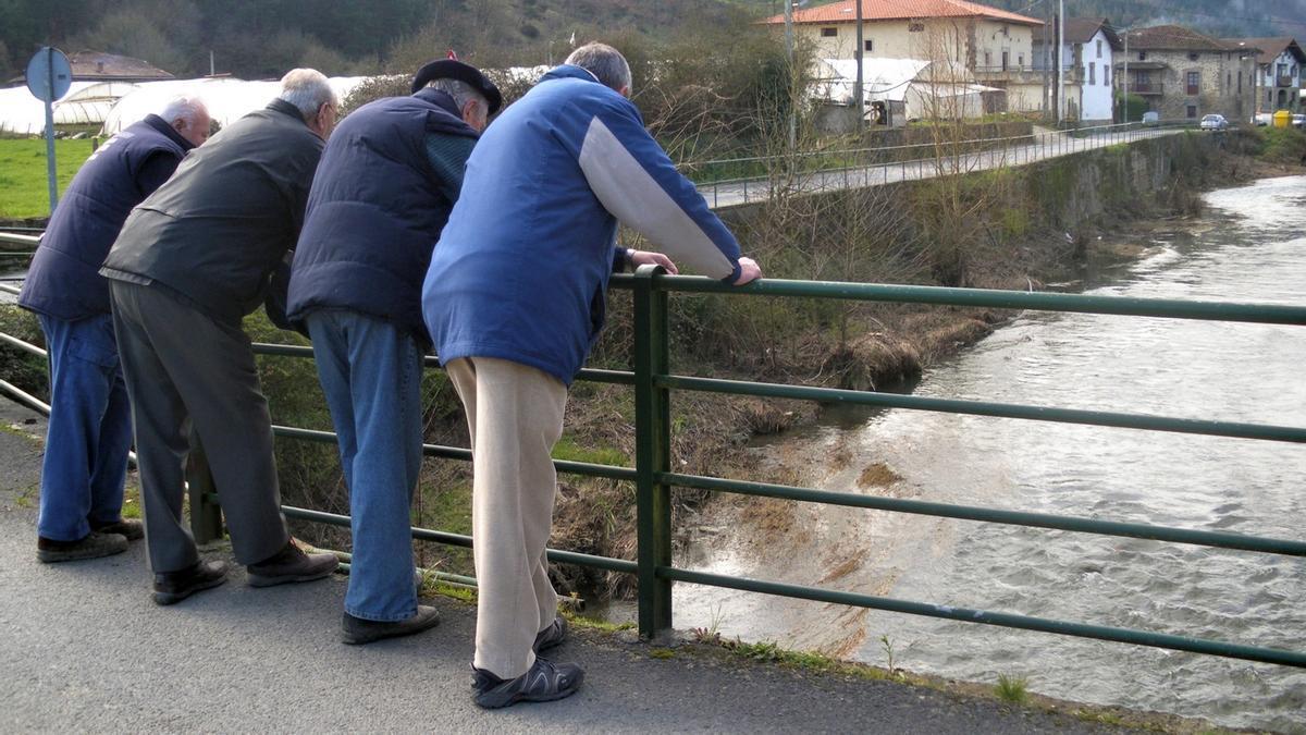 Vecinos observan el río Herrerías.