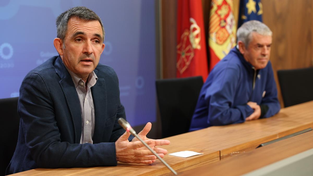 Iñigo Mijangos e Iñaki Goñi, al fondo, tras recibir el Premio Internacional Navarra a la Solidaridad.