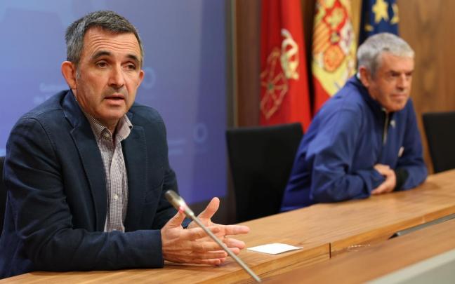 Iñigo Mijangos e Iñaki Goñi, al fondo, tras recibir el Premio Internacional Navarra a la Solidaridad. Iñigo Mijangos e Iñaki Goñi, al fondo, tras recibir el Premio Internacional Navarra a la Solidaridad.