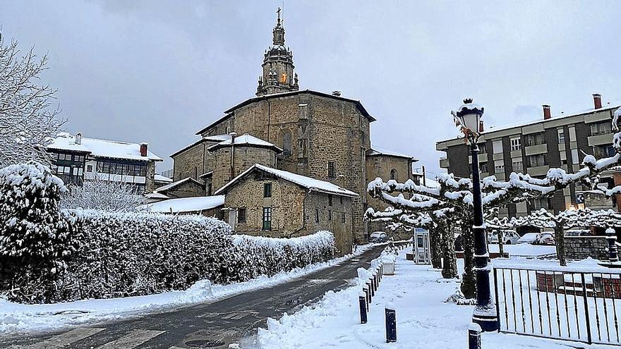 Otxandio acumuló unos treinta de centímetros de nieve durante el día de ayer. | FOTO: A. S.