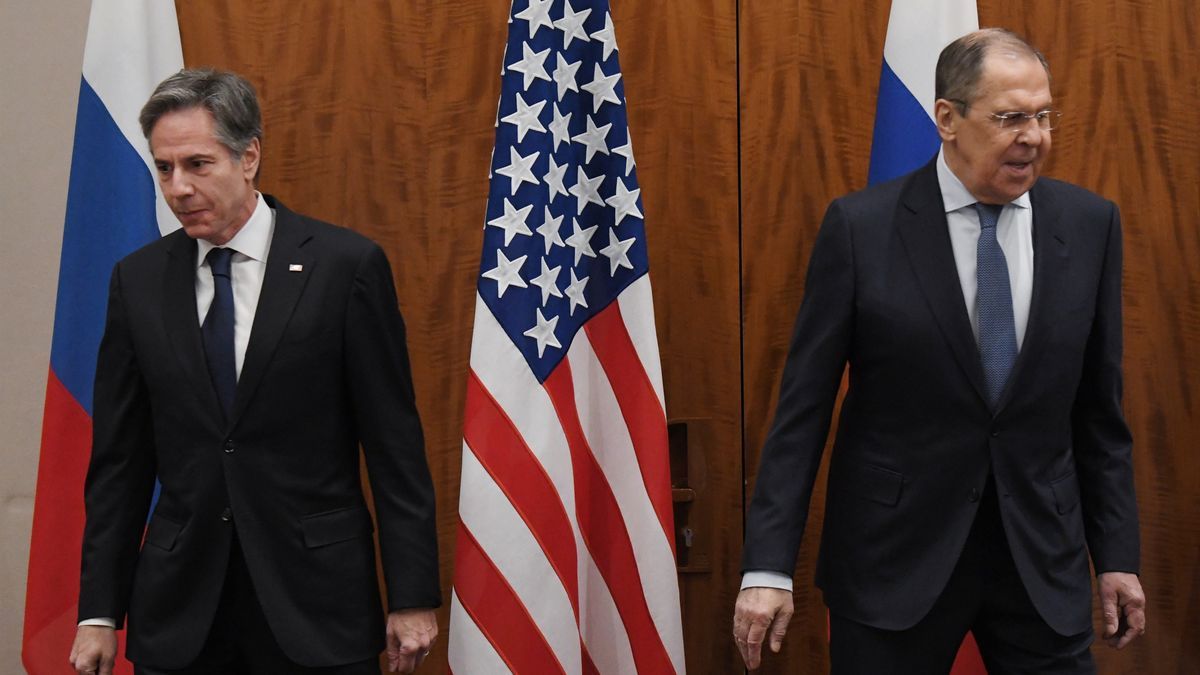 El secretario de Estado de EEUU, Antony Blinken (izq.) y su homologo ruso, Sergei Lavrov (der.).