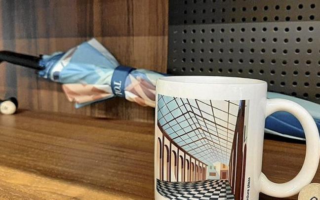Los nuevos paraguas y tazas, ya a la venta. | FOTO: N.G.
