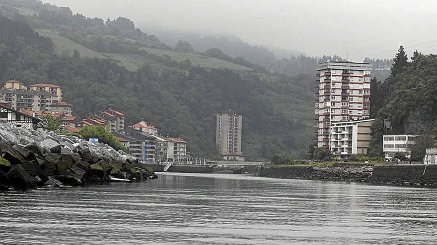 Vista del estuario del río Deba desde una embarcación. | FOTO: J.LEON