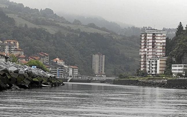 Vista del estuario del río Deba desde una embarcación. | FOTO: J.LEON