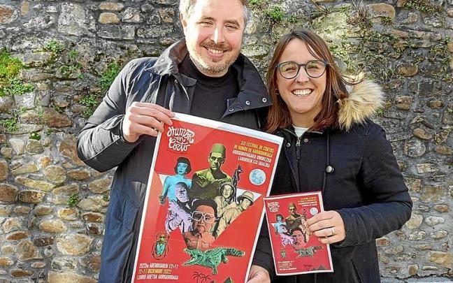 Aitor Arenas, de Lanbarri Kultur Elkartea, con el cartel del festival que se celebra del 12 al 17.