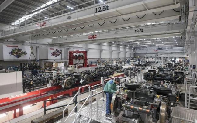 Un empleado trabaja en las instalaciones de CAF. Un empleado trabaja en las instalaciones de CAF.