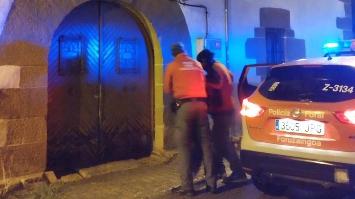 Policías forales conducen al hombre a su domicilio.