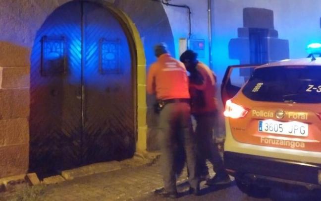 Policías forales conducen al hombre a su domicilio. Policías forales conducen al hombre a su domicilio.