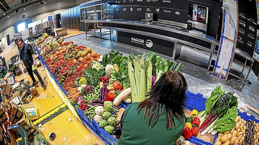 Un bodegón lleno de frutas y verduras colocado con motivo del congreso Madrid Fusión. | FOTO: EFE