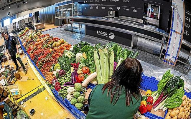 Un bodegón lleno de frutas y verduras colocado con motivo del congreso Madrid Fusión. | FOTO: EFE