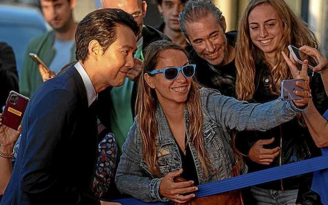 El actor coreano Lee Jung-jae, atendiendo a fans en Sitges. | FOTO: E.P.