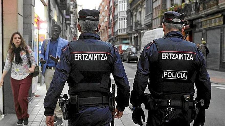 Patrulla a pie de dos agentes de la Ertzaintza.