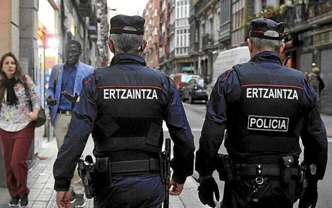 Patrulla a pie de dos agentes de la Ertzaintza. Patrulla a pie de dos agentes de la Ertzaintza.