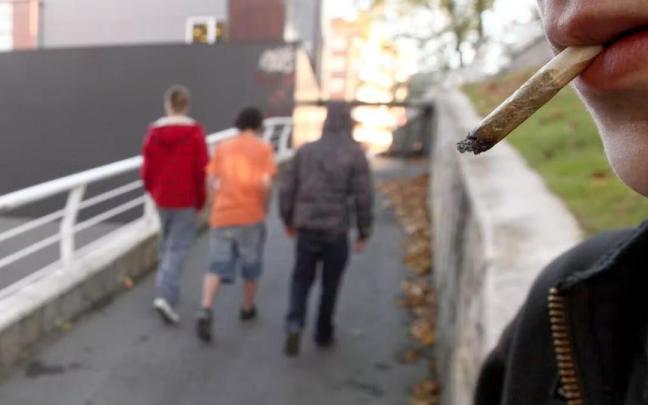 Un joven fuma cannabis