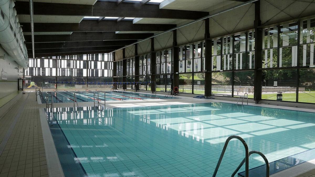 Piscina interior del polideportivo de Etxadi.