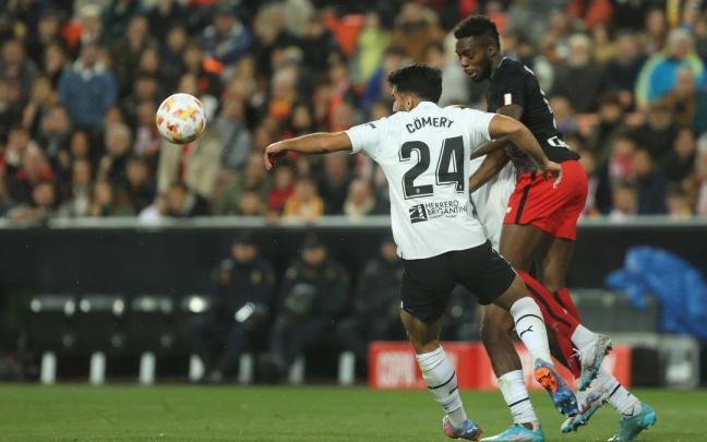 Iñaki Williams, en una acción durante el partido de Copa ante el Valencia. Iñaki Williams, en una acción durante el partido de Copa ante el Valencia.
