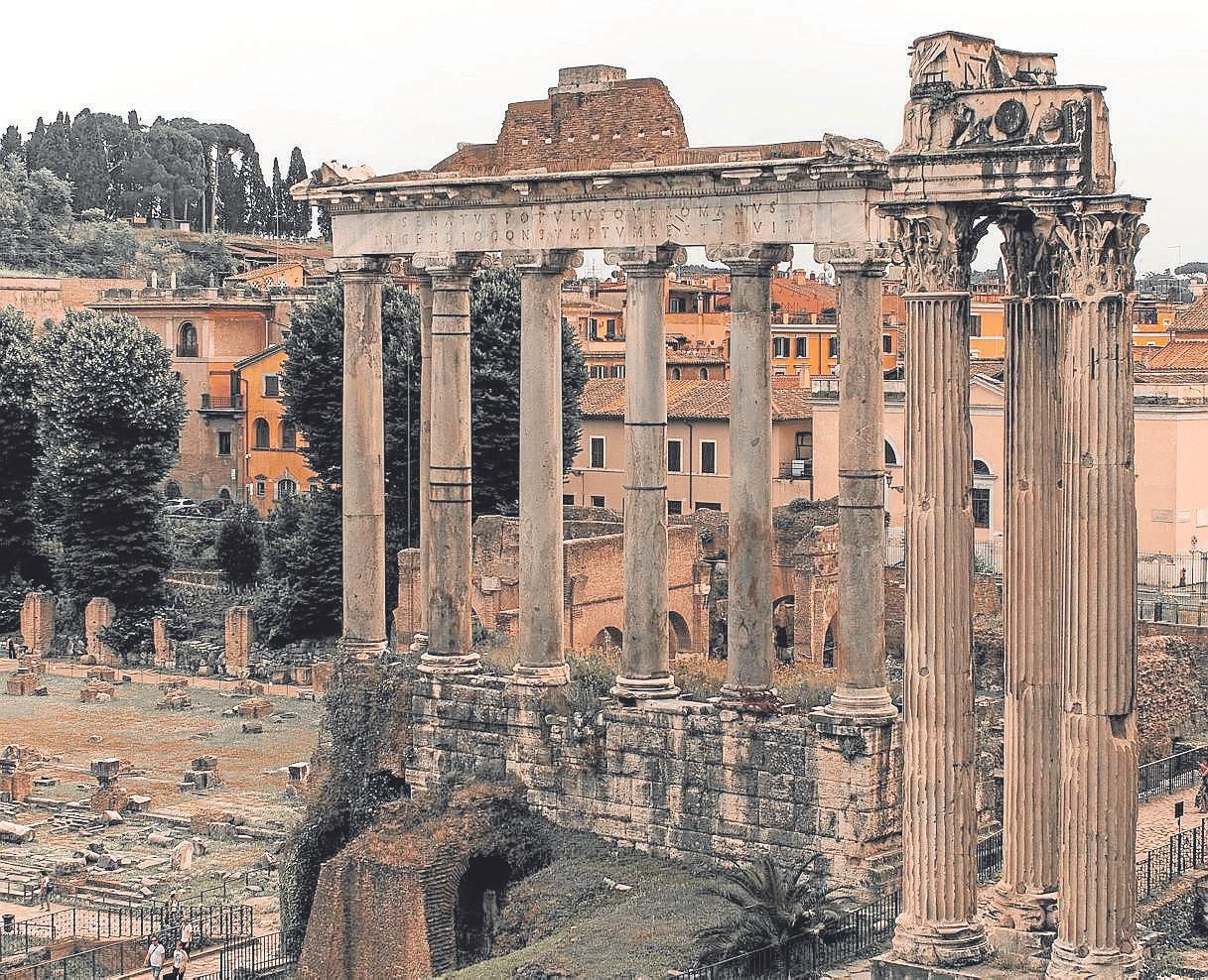 Los restos del Foro romano es uno de los monumentos que no te puedes perder.