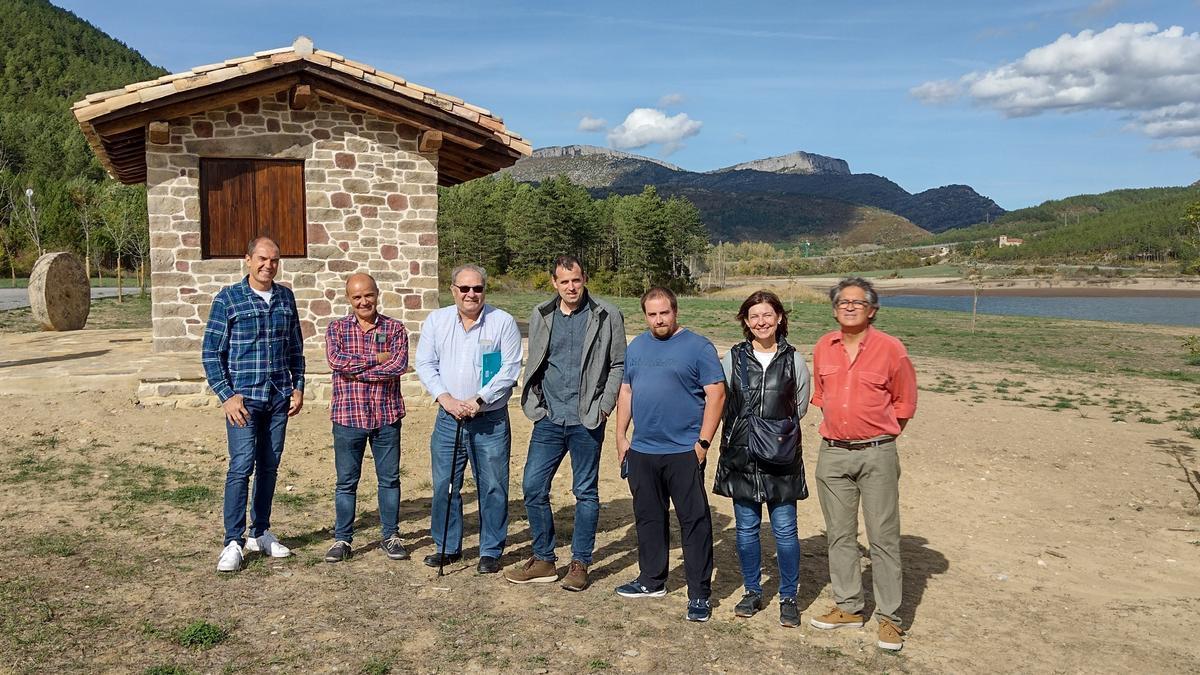 De i a d. Carlos García, Joaquín Ojer, Agustín González, Rubén Goñi, Javier Idiazabal, Idoia Alfaro y Pablo Díez, representantes institucionales y agentes implicados en el proyecto y acondicionamiento de la