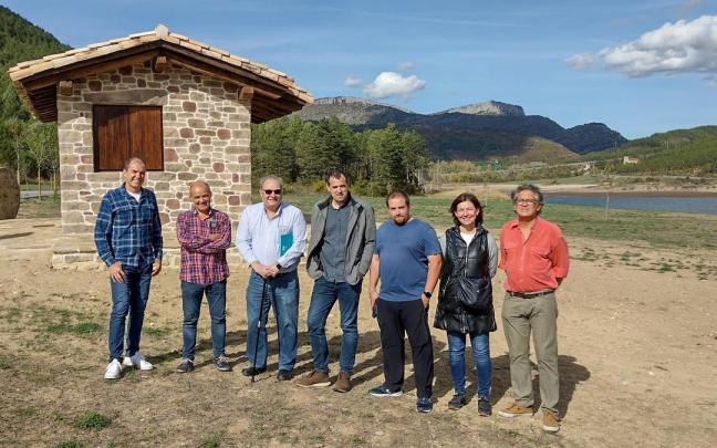 De i a d. Carlos García, Joaquín Ojer, Agustín González, Rubén Goñi, Javier Idiazabal, Idoia Alfaro y Pablo Díez, representantes institucionales y agentes implicados en el proyecto y acondicionamiento de la