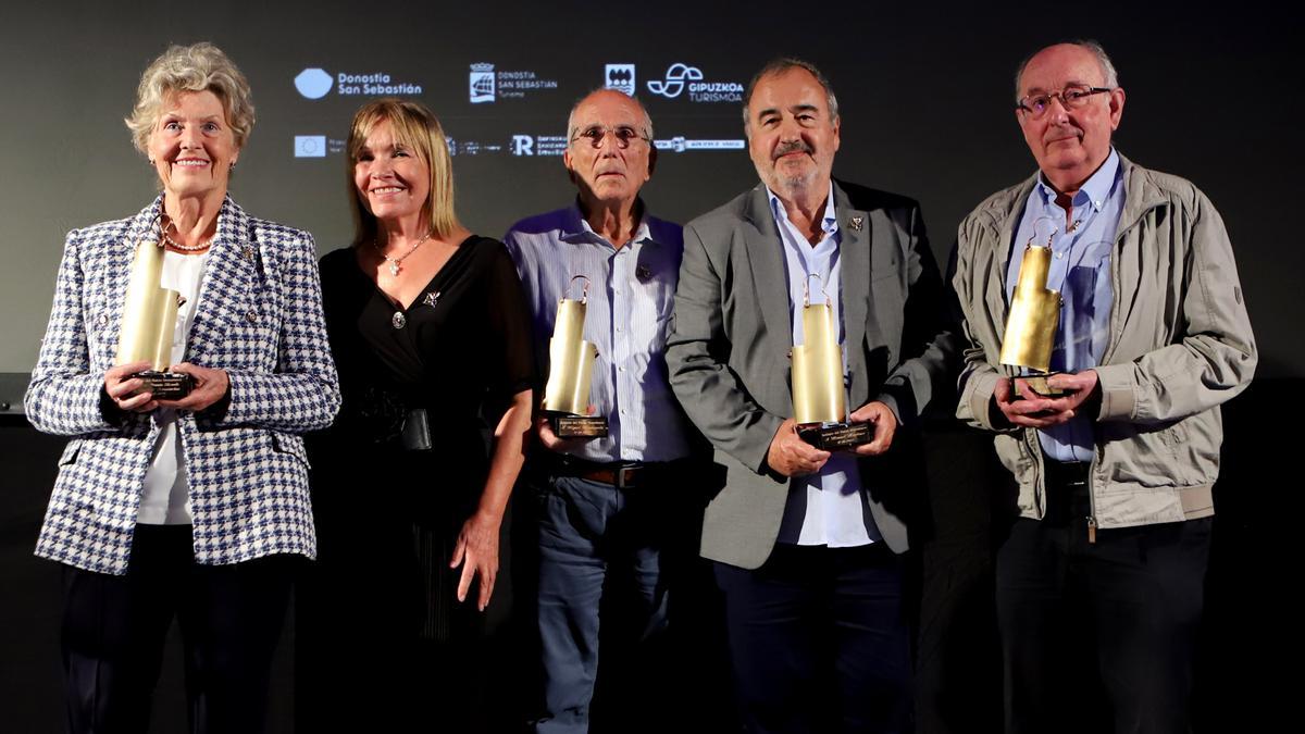 Algunos de los hosteleros homenajeados por su trayectoria en los bares Aloña Berri, Gorriti, Gandarias y Bodega Donostiarra.