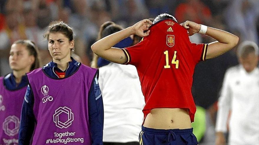 Amaiur Sarriegui, tapándose la cara con su camiseta tras finalizar el partido. | FOTO: EFE