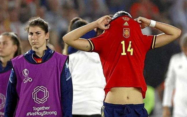 Amaiur Sarriegui, tapándose la cara con su camiseta tras finalizar el partido. | FOTO: EFE Amaiur Sarriegui, tapándose la cara con su camiseta tras finalizar el partido. | FOTO: EFE