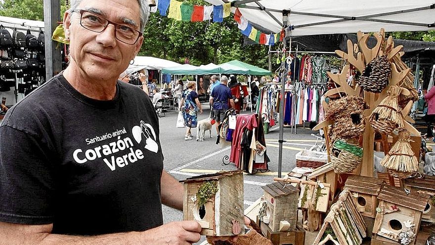 2008an sortu zen kaleko hirugarren asteroko azoka, Lakua-Arriaga auzoan. Espazio zabal batean, artisau ekoizleen eskaintzarekin batera mintegiko produktuak, jantziak, etxerako ekipamendua, sasoiko janariak, larrukiak, oinetakoak,... saltzen dira.