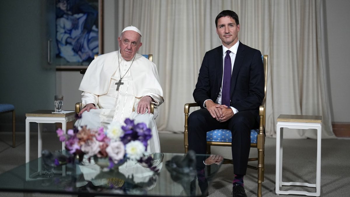 El Papa Francisco (izq.) se reúne con el primer ministro canadiense Justin Trudeau en La Citadelle (Quebec).