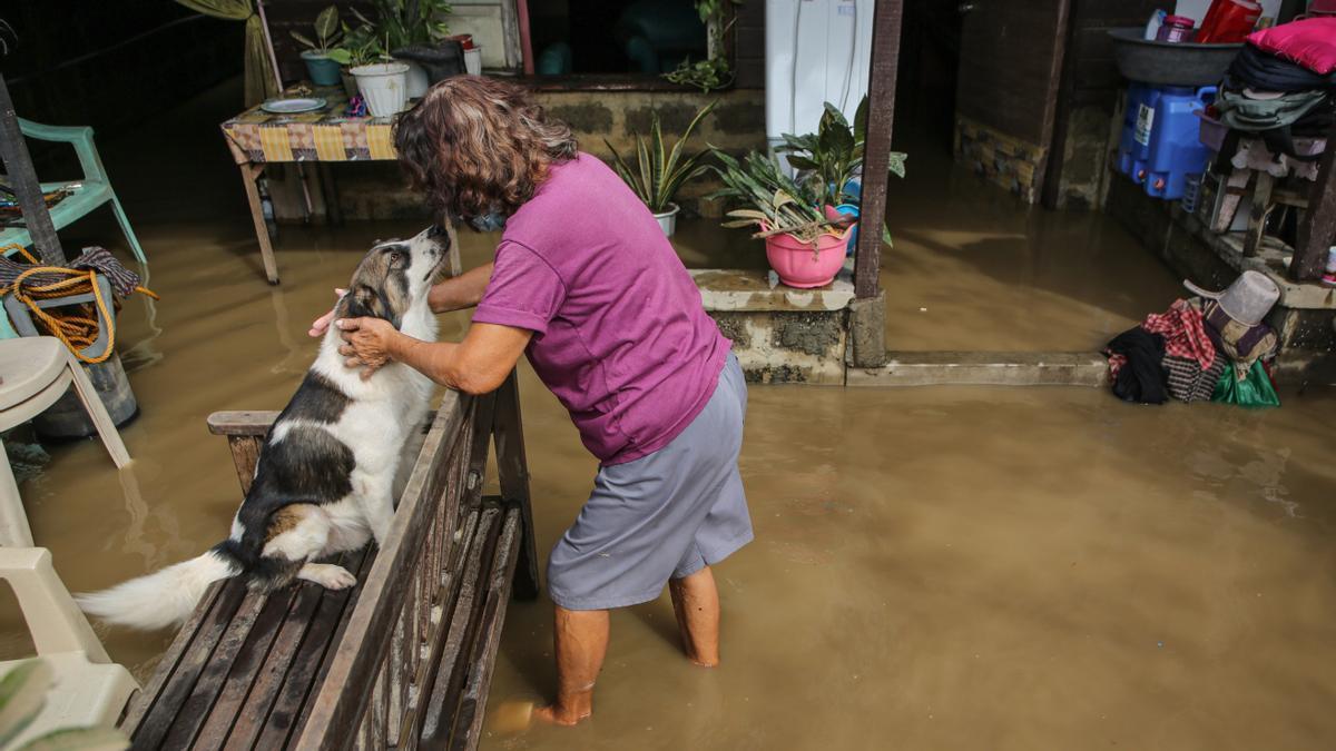 Miles de afectados por las inundaciones provocadas por las fuertes lluvias registradas en Filipinas por el paso de la tormenta tropical 'Nalgae'.