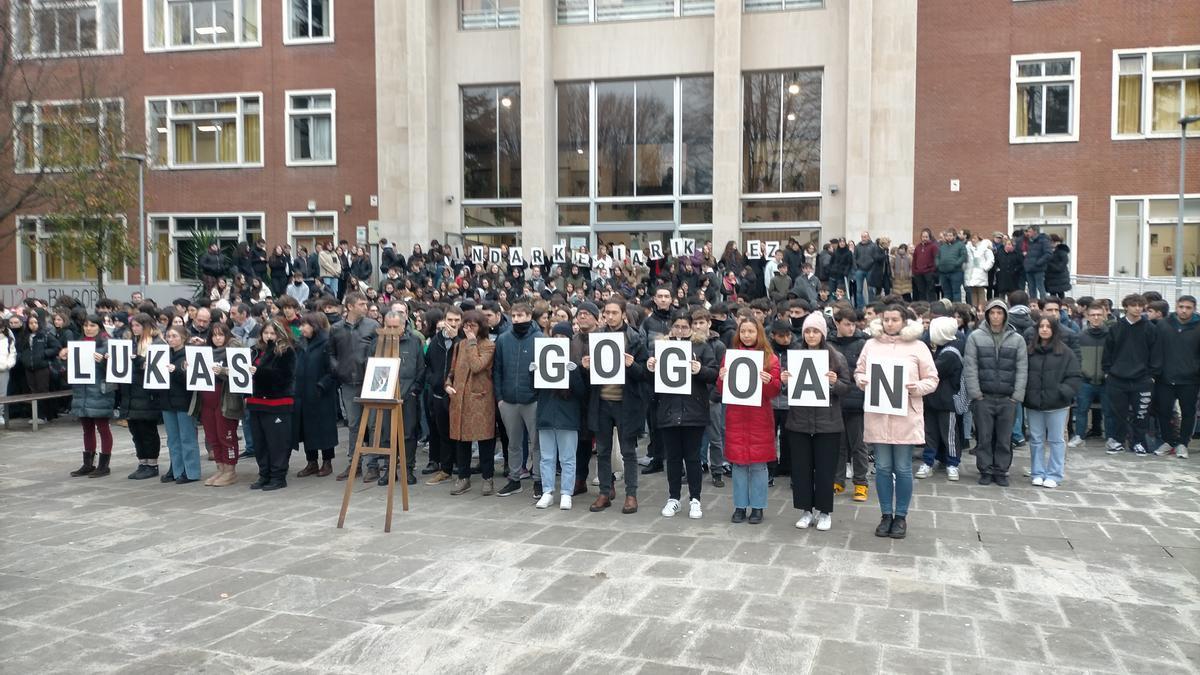 Alumnos del instituto Usandizaga durante el acto de homenaje esta mañana.