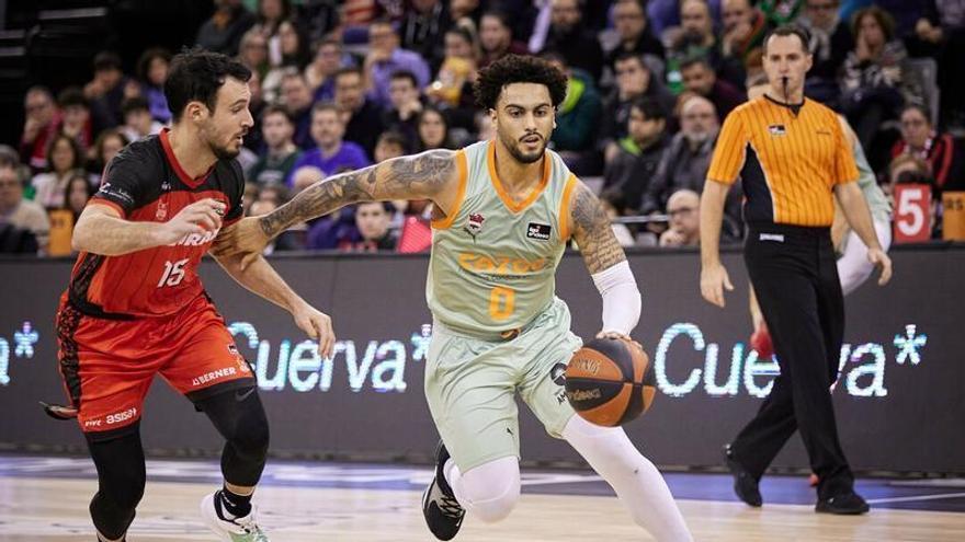 Howard, que se quedó cerca de su récord anotador en ACB, maneja el balón ante Costa