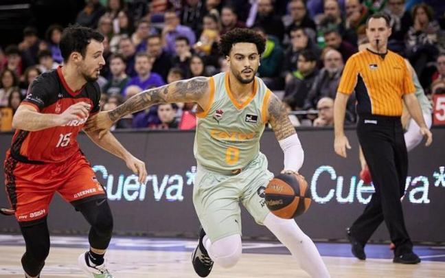 Howard, que se quedó cerca de su récord anotador en ACB, maneja el balón ante Costa Howard, que se quedó cerca de su récord anotador en ACB, maneja el balón ante Costa