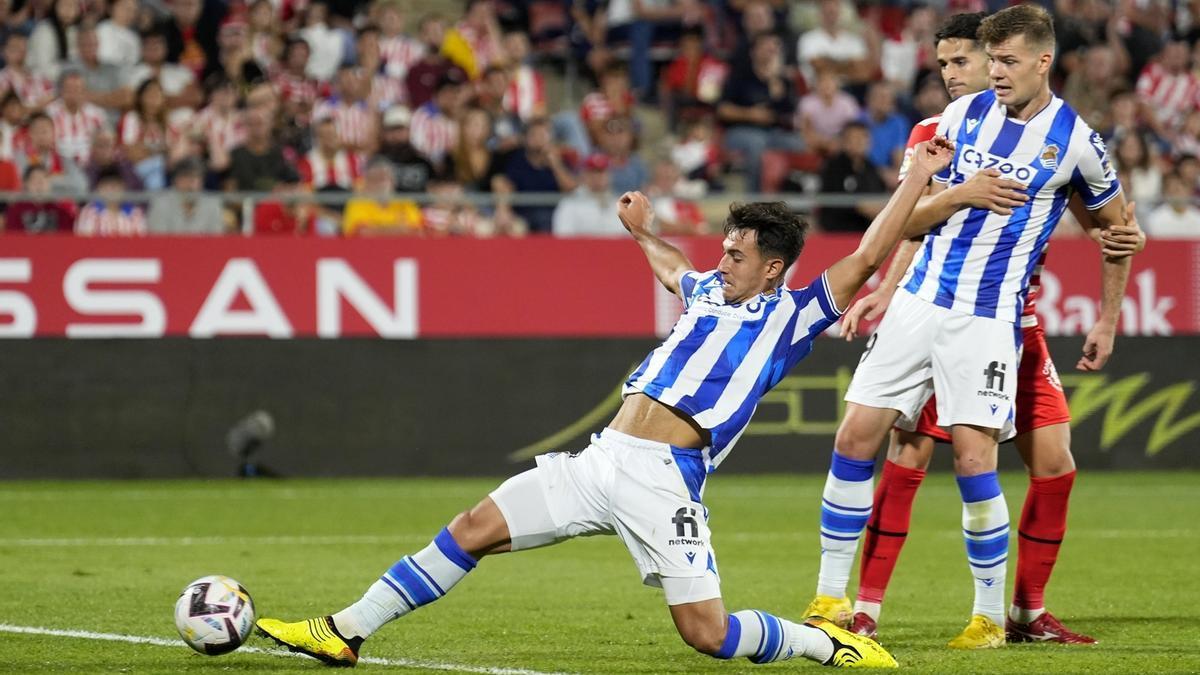 Momento en que el realista Martín Zubimendi ejecuta su gol.