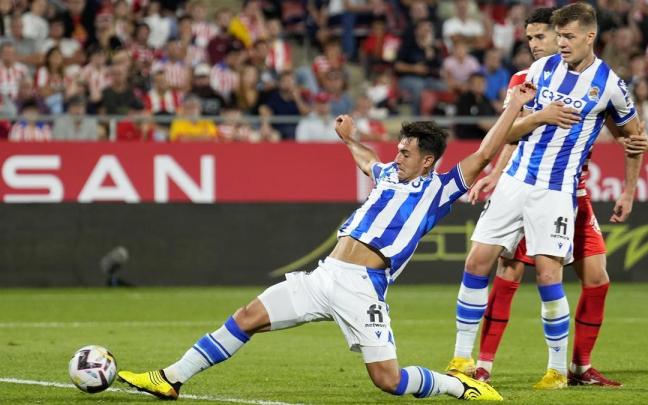Momento en que el realista Martín Zubimendi ejecuta su gol.