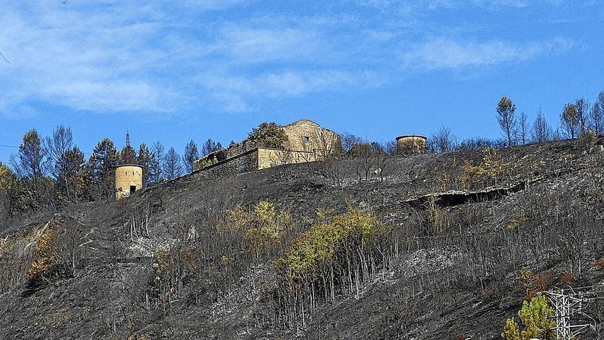 Una caseta en el monte Ezkaba, rodeada por terreno completamente quemado.