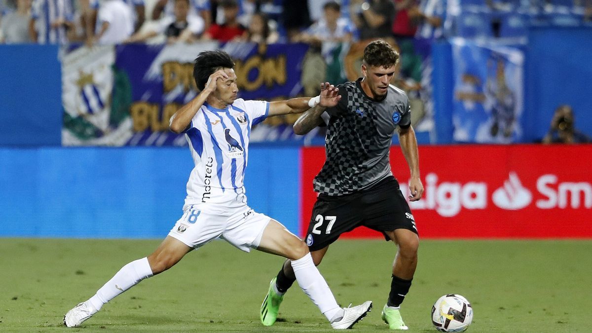 Javi López, presionado por Gaku, durante la visita del Deportivo Alavés al Municipal de Butarque.