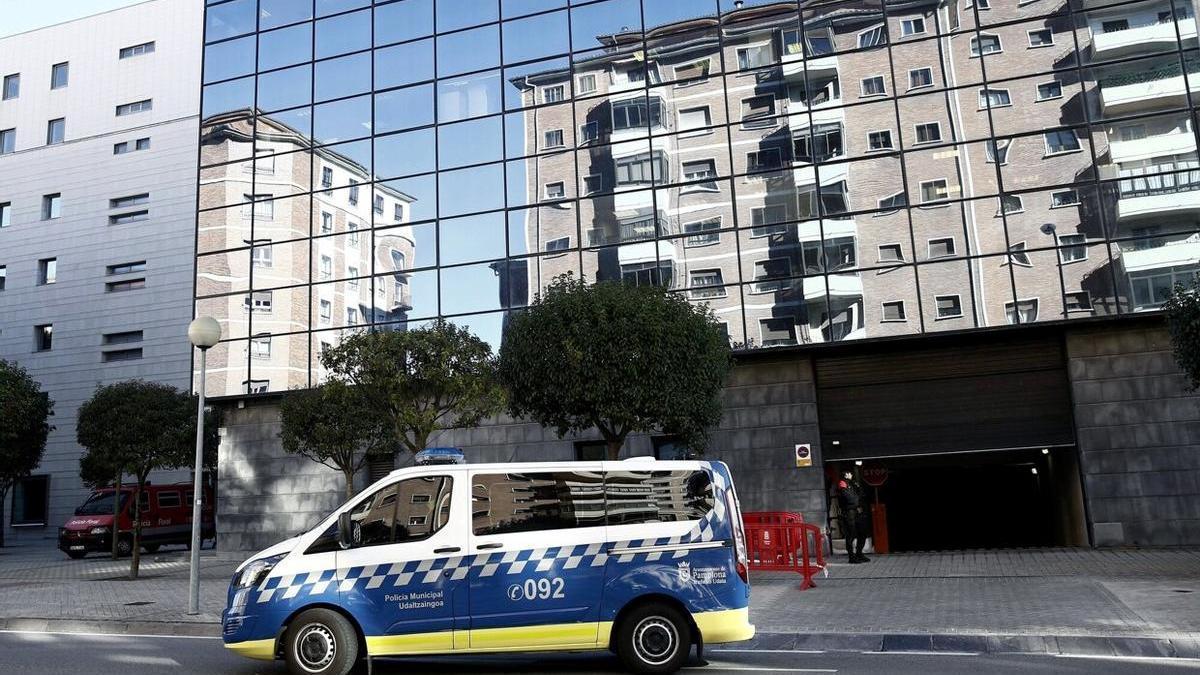 Un furgón de la Policía Municipal sale del Palacio de Justicia.