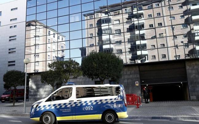 Un furg&oacute;n de la Polic&iacute;a Municipal sale del Palacio de Justicia.