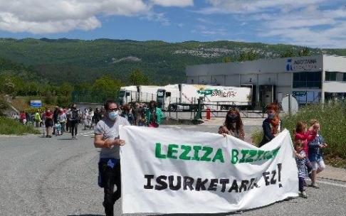 La manifestación finalizó frente a Agotzaina, la empresa a la que se reclama que adopte medidas. La manifestación finalizó frente a Agotzaina, la empresa a la que se reclama que adopte medidas.