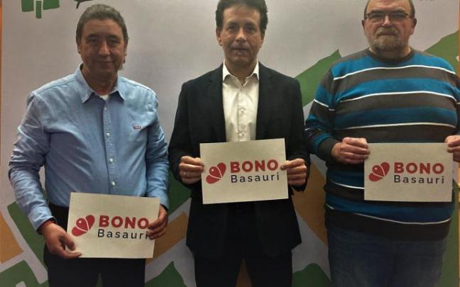 El alcalde Asier Iragorri con el edil de Comercio y el presidente de los comerciantes.