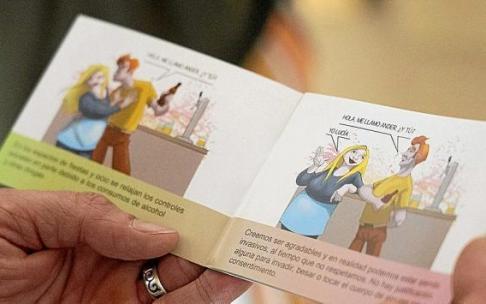 Con 25 años de trabajo a sus espaldas, la Asexoría de Vitoria ha atendido más de 10.000 consultas sobre todo tipo de temáticas relacionadas con la sexualidad. En la imagen grande, Ana Ramírez de Ocáriz, responsable del recurso. Junto a estas líneas, mater